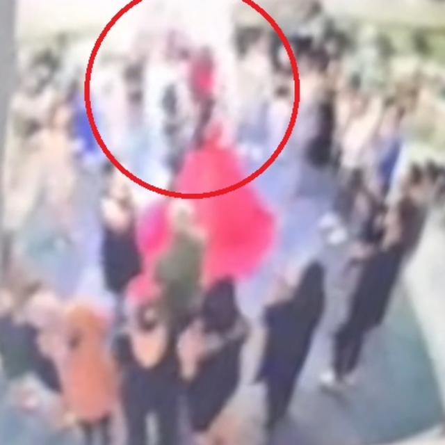 Düğün salonundaki dev avize, pistte dans eden gelinin üzerine düştü