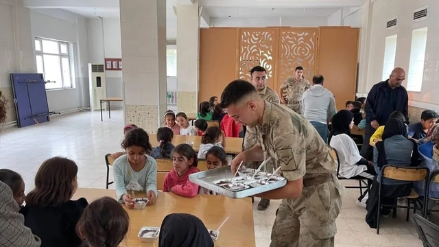 Batman'da köy okulu öğrencilerine jandarma mesleği tanıtıldı