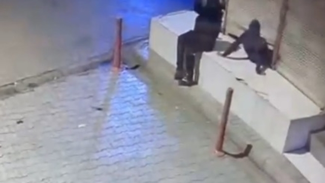 Kepengi aralayıp girdiği iş yerinden 25 cep telefonu çaldı