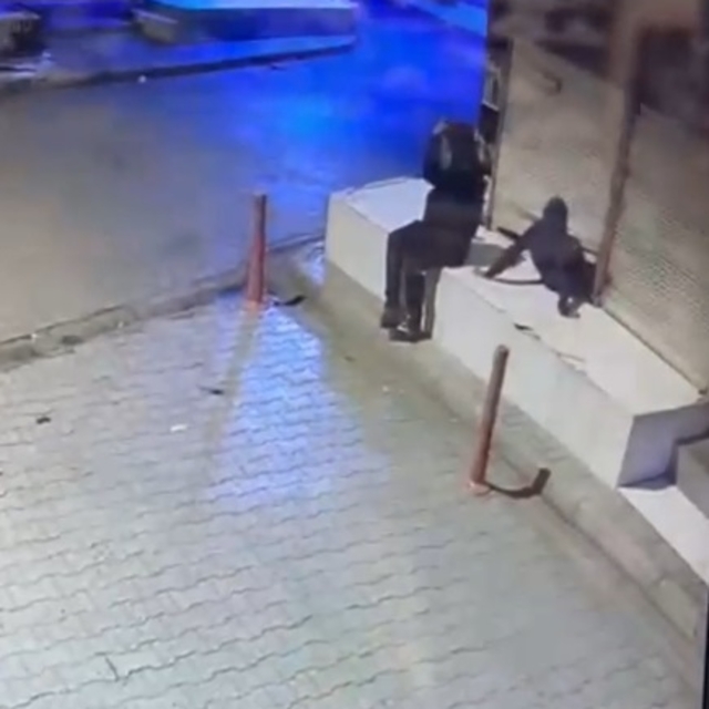 Kepengi aralayıp girdiği iş yerinden 25 cep telefonu çaldı