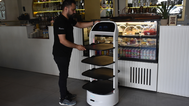 Gümüşhane'de "Garson Abla" adı verilen robot kafedeki müşterilerin dikkatini çekiyor