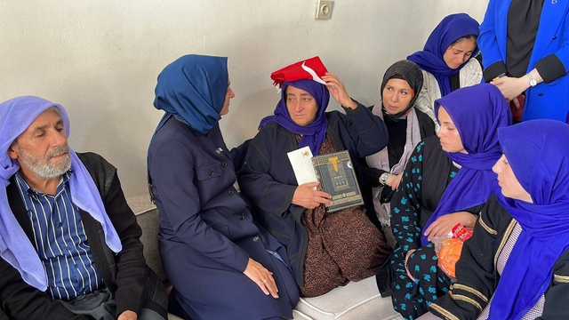 Türk bayrağını öpüp başının üstüne koyan şehit annesi: Gurur duyuyorum