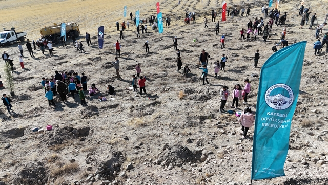 Kayseri Büyükşehir Belediyesi, Oymaağaç'ta 3 bin fidanı toprakla buluşturdu