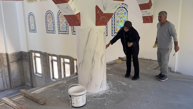 Baba ile kızı camilerin duvarlarını el emeği işlemelerle süslüyor