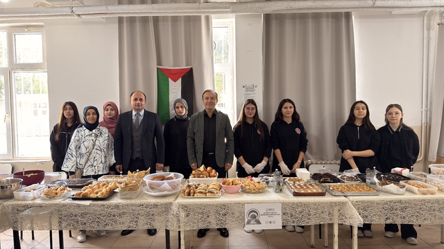Alaçam Şehit Kadir Kara Anadolu İmam Hatip Lisesi'nde Gazze yararına kermes