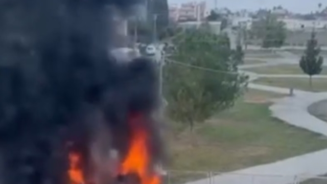 Park halindeki kamyonun kupası yandı