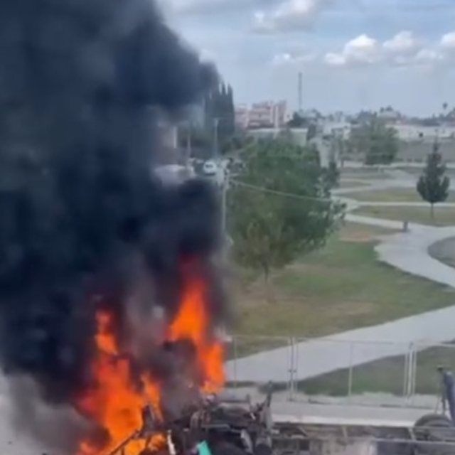 Park halindeki kamyonun kupası yandı