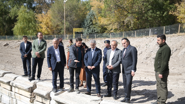 Niğde Valisi Çelik tarihi Roma Havuzu'ndaki kazı çalışmalarını inceledi