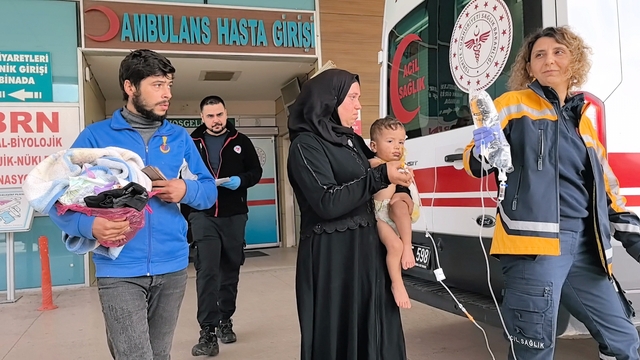 Bahçede yakılan ateşin üzerinde düşen bebek yaralandı
