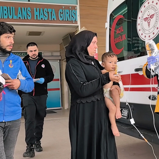 Bahçede yakılan ateşin üzerinde düşen bebek yaralandı