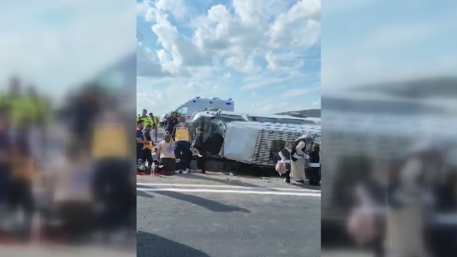 Osmaniye'de yolcu minibüsü refüje devrildi: 13 yaralı