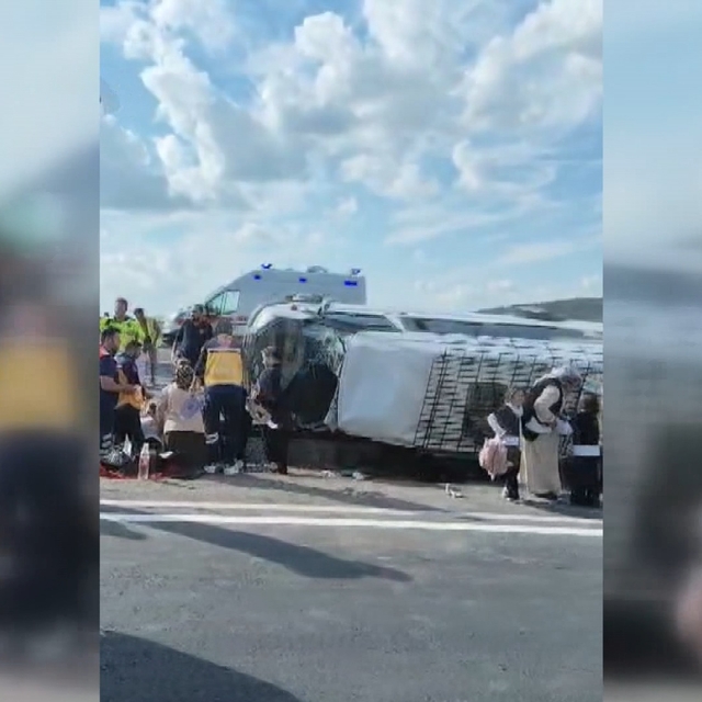 Osmaniye'de yolcu minibüsü refüje devrildi: 13 yaralı