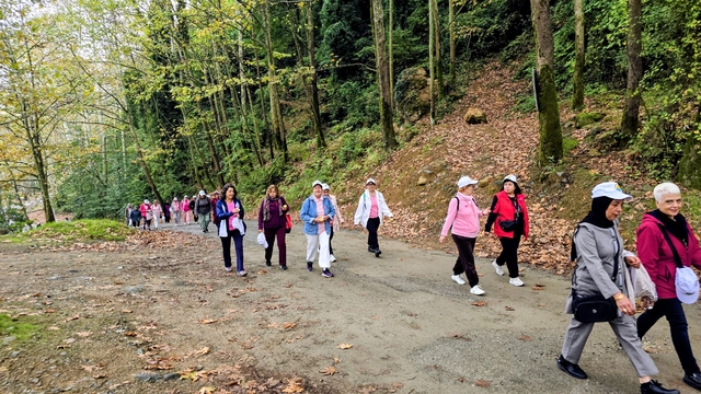 Çınarcık'ta meme kanseri farkındalığı için doğa yürüyüşü düzenlendi