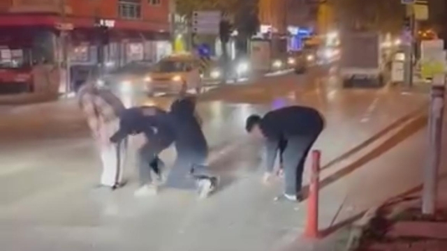 Yaya geçidinden 'birdirbir' oynayarak geçtiler