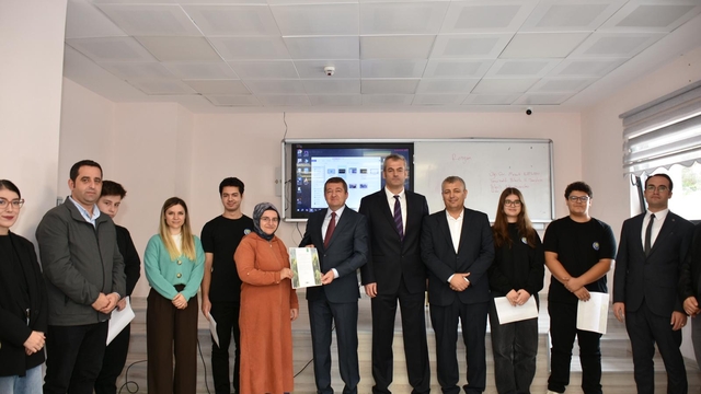 Bilecik'te öğretmen ve öğrenciler orman yangınlarında zarar gören alanlara 612 fidan bağışladı