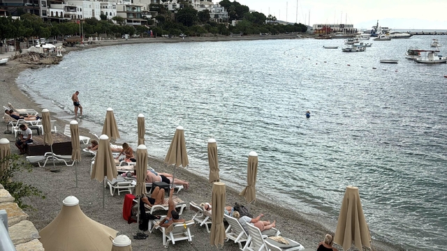 Bodrum'da sağanağa rağmen turistler denize girdi