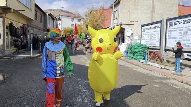 Digor'un kurtuluş yıl dönümü töreninde Pikachu mehterle yürüdü