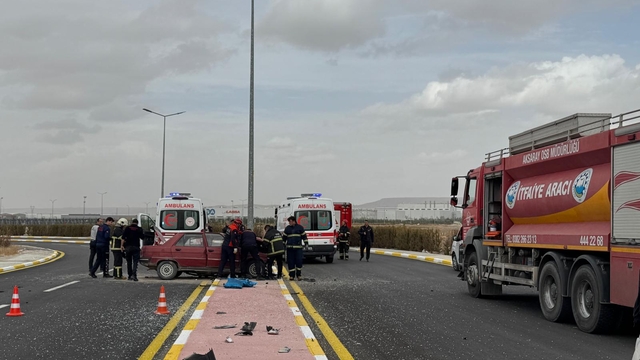 Aksaray'da otomobilin direğe çarptığı kazada 2 kişi yaralandı