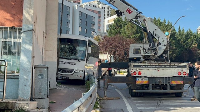 Cenaze dönüşü, polis ve yakınlarını taşıyan midibüs duvara çarptı: 3'ü polis, 7 yaralı