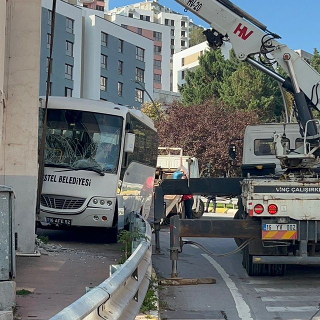 Cenaze dönüşü, polis ve yakınlarını taşıyan midibüs duvara çarptı: 3'ü poli...