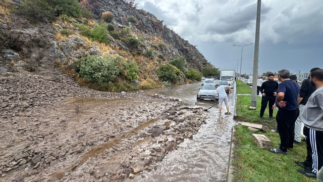 Aydın'da toprak kayması sonrası kara yoluna dökülen çamur ulaşımı aksattı