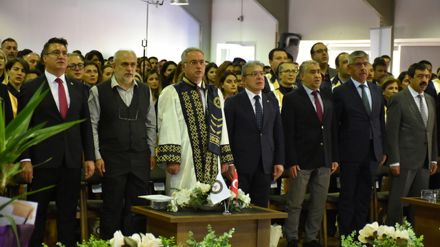 İzmir Demokrasi Üniversitesinde akademik yıl açılış töreni yapıldı