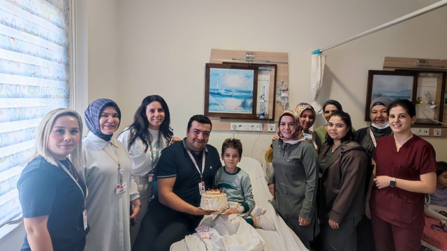 Kozan Devlet Hastanesi'nde tedavi gören çocuğa doğum günü sürprizi