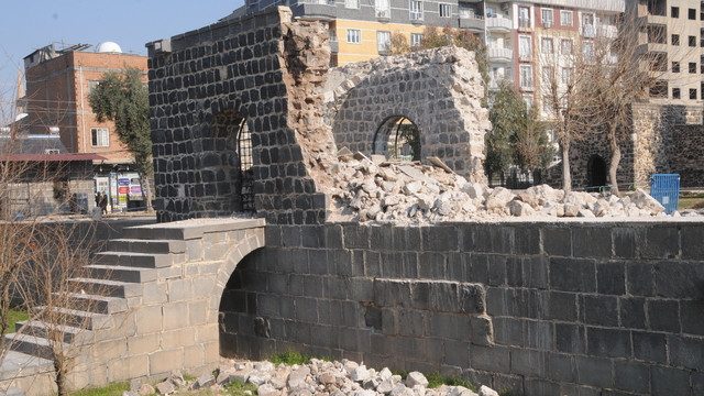 Şırnak'taki tarihi yapının avlusuna geçişi sağlayan giriş bölümü restore ediliyor