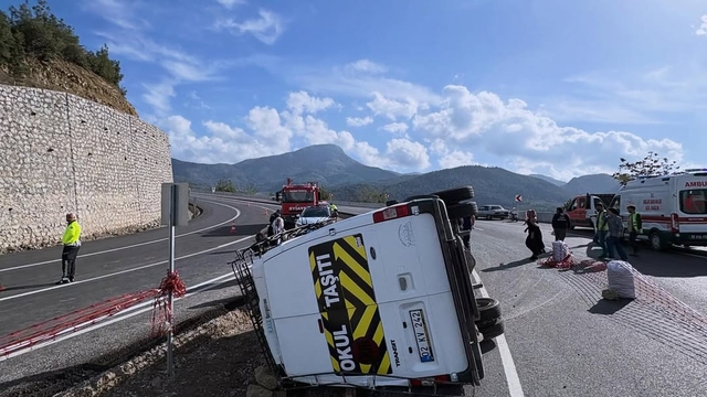 Osmaniye'de devrilen minibüsteki 13 kişi yaralandı