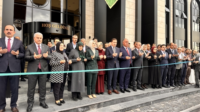 Bakan Göktaş, Konya'da evlilik kredisi desteğinden faydalanan çiftin nikah şahidi oldu