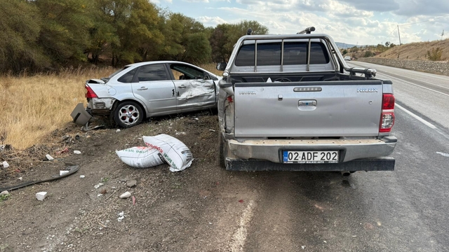 Gölbaşı'nda kamyonetin park halindeki otomobile çarpması sonucu 2 kişi yaralandı