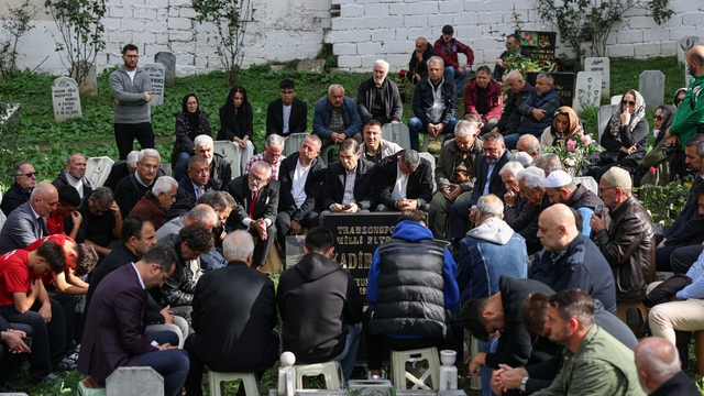 Trabzonspor'un unutulmaz futbolcularından Kadir Özcan, mezarı başında anıldı