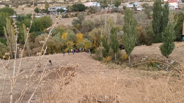 Diyarbakır'da, ağaçlık alanda erkek cesedi bulundu