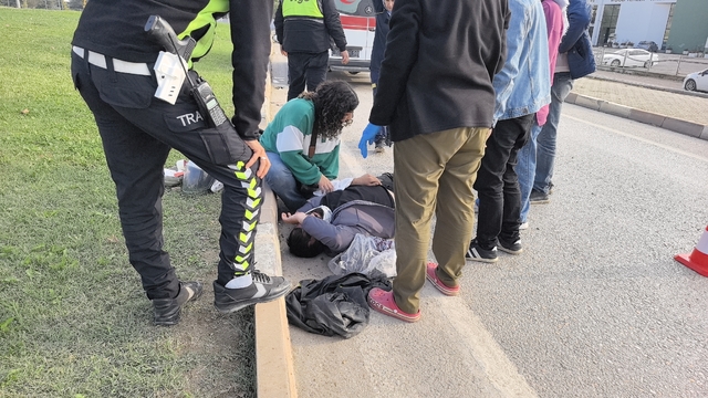 Otomobilin halatla çektiği motosiklet devrildi, sürücü yaralandı