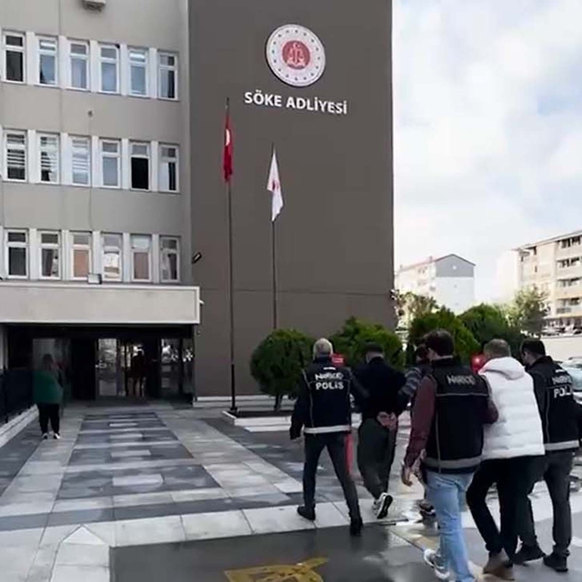 Sürücüsünün 'dur' ihtarına uymadığı otomobilden uyuşturucu çıktı; 2 tutukla...
