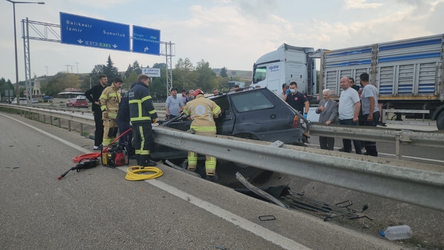 Bursa'da kontrolden çıkan otomobil rejüfe çarptı: 4 yaralı