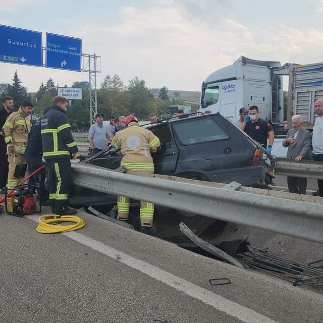 Bursa'da kontrolden çıkan otomobil rejüfe çarptı: 4 yaralı