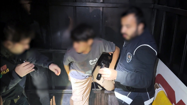 Bitlis'te kamyonet kasasındaki gizli bölmede 12 kaçak göçmen yakalandı: 2 tutuklama