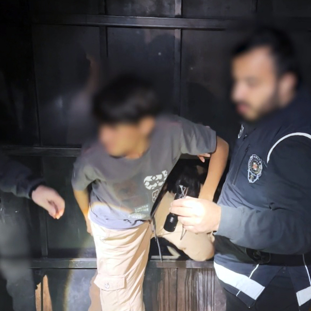 Bitlis'te kamyonet kasasındaki gizli bölmede 12 kaçak göçmen yakalandı: 2 t...