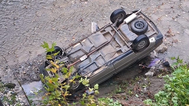 Adana'da otomobil köprüden düştü; 2 yaralı