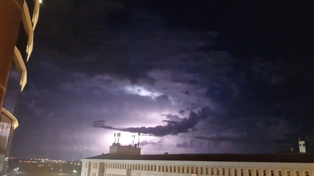 Diyarbakır'da şimşekler geceyi gündüze çevirdi