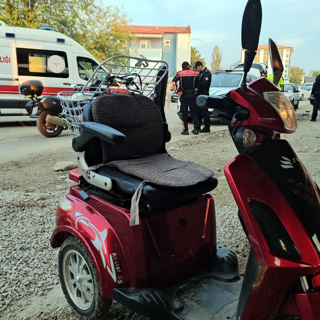 Üç tekerlekli elektrikli bisiklet, otomobilin altında kaldı; sürücü öldü