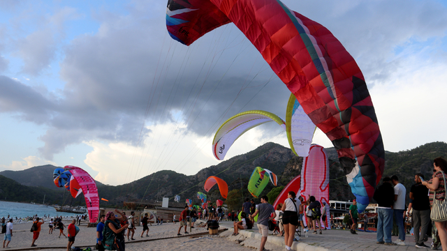 Fethiye'de 25. Uluslararası Ölüdeniz Hava Oyunları Festivali başladı