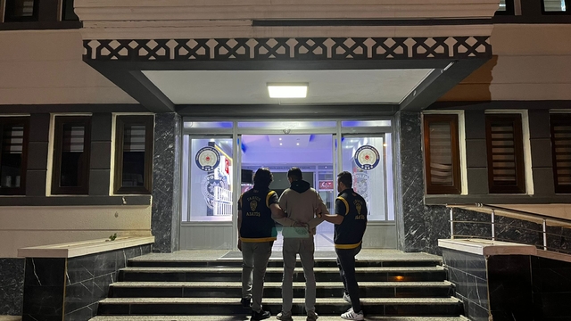 Sanayi sitesinde 5 araç kundaklandı (2)