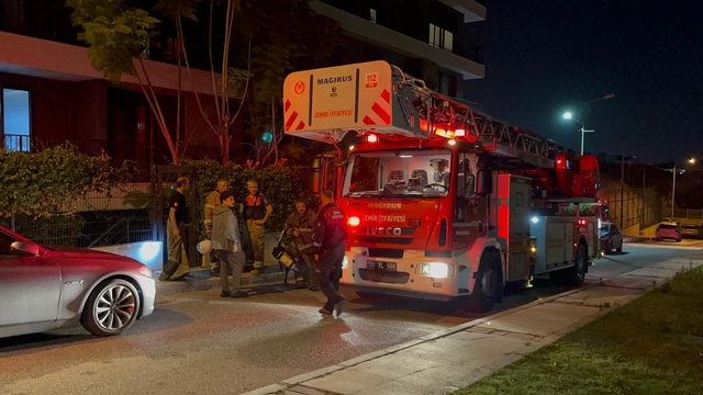 İzmir'de apartman dairesinde yangın; Mahsur kalan 4 kişi ile 1 köpek kurtarıldı