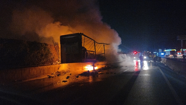 Yalova'da konserve yüklü TIR, alev alev yandı