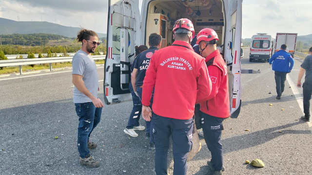 Balıkesir'de kamyonetin çarptığı otomobildeki 1 kişi öldü, 1 kişi yaralandı