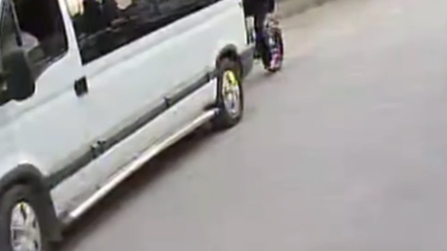 Bisikletli çocuk, minibüsün altından kalmaktan son anda kurtuldu