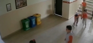 Koridordaki atıkları geri dönüşüm kutusuna koyan öğrenciler ödüllendirildi