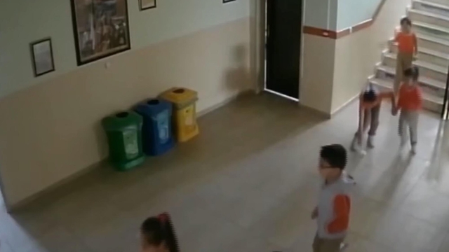 Koridordaki atıkları geri dönüşüm kutusuna koyan öğrenciler ödüllendirildi